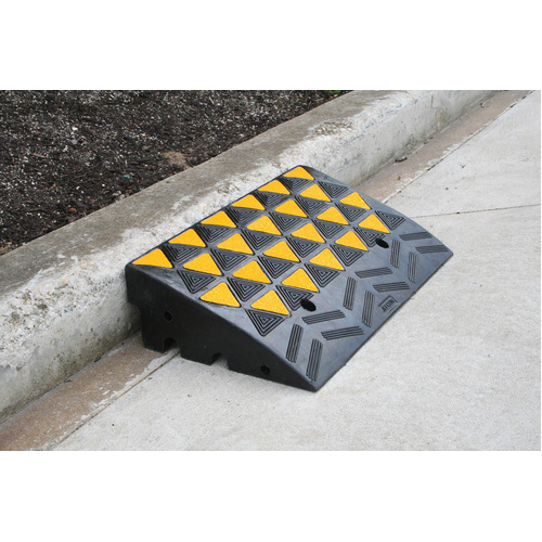 Barrier Group High-Vis Rubber Kerb Ramp Center Module 100mm High x 600mm Wide - KRR100