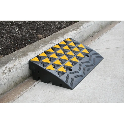Barrier Group High-Vis Rubber Kerb Ramp Center Module 100mm High x 600mm Wide - KRR100